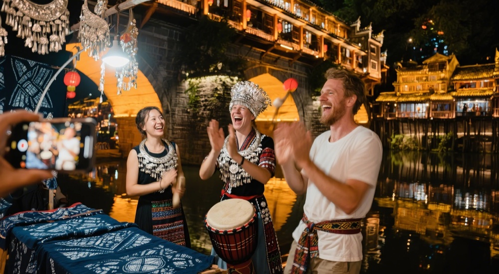 Fenghuang Stilt-House Walk & Departure Transfer